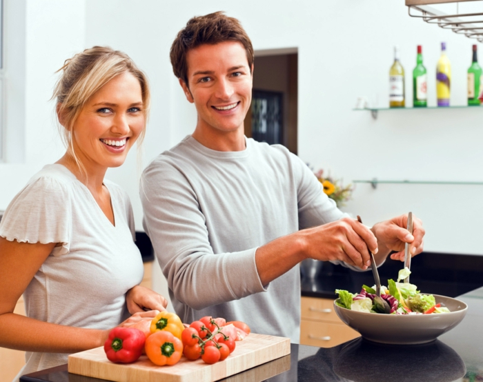 kochtipps junges liebespaar kochend salat gesunde ernährung