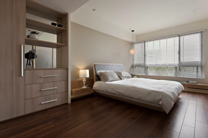modernes Schlafzimmer mit hölzernen Möbeln und Laminatboden 