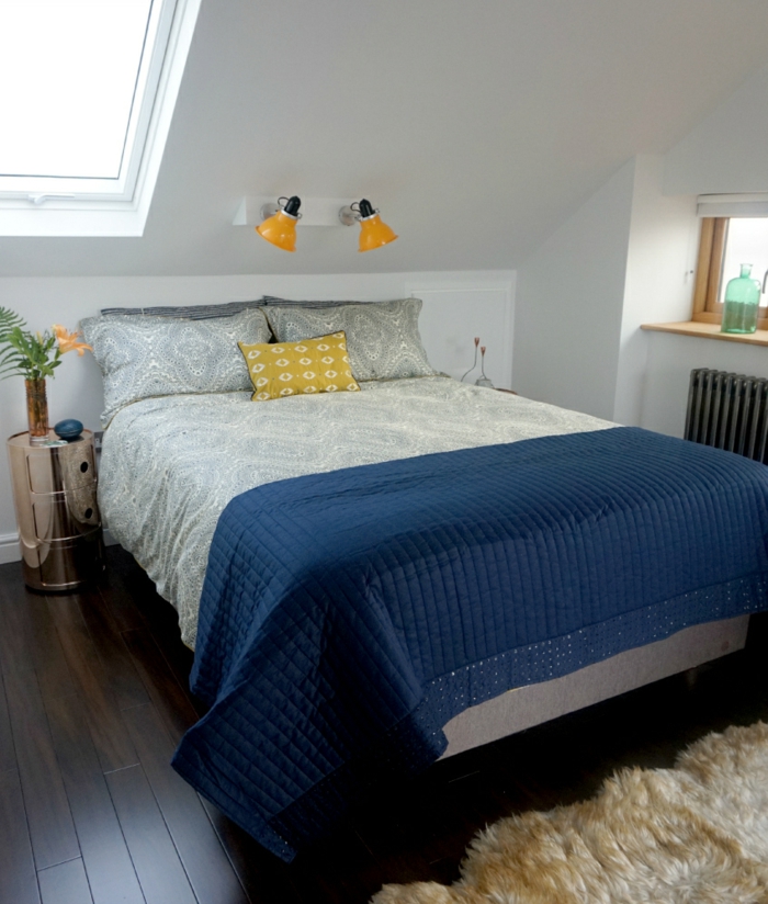 moderne bodenbeläge schlafzimmer blaue akzente dachschräge