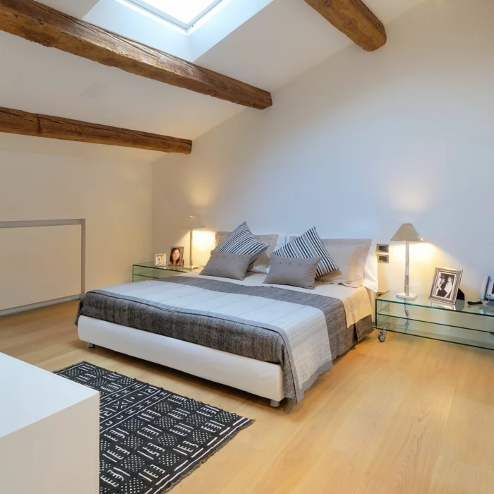 Schlafzimmer mit Dachschräge mit Holzboden 