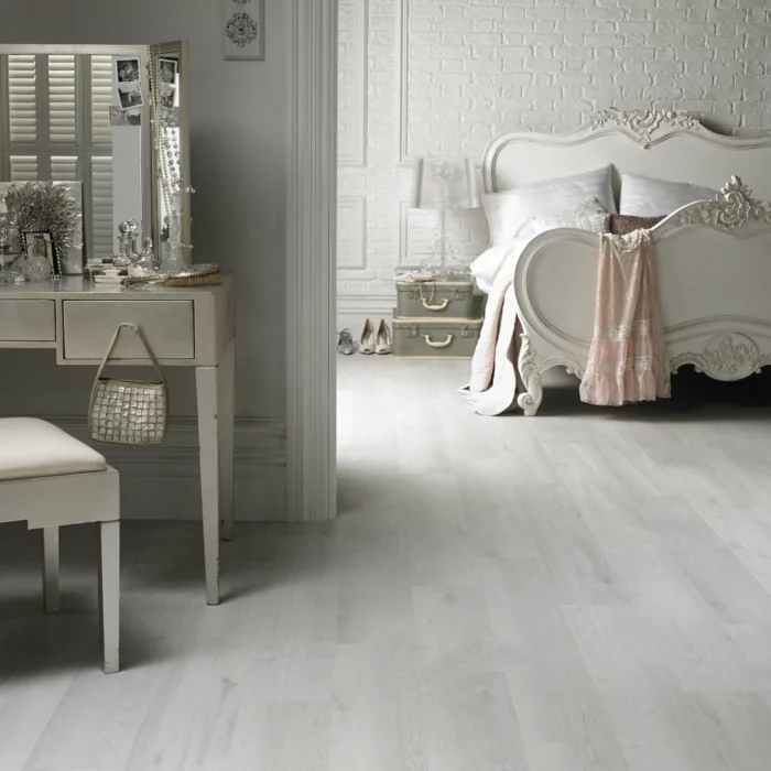 helles Schlafzimmer mit Laminatboden und weißem Wanddesign