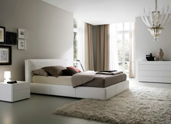 Schlafzimmer mit Keramikfliesen und Hochflorteppich