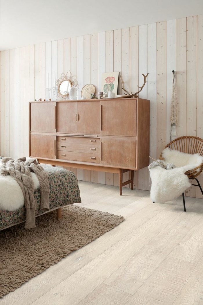 moderne bodenbeläge schlafzimmer parkett retro kommode beiger teppich