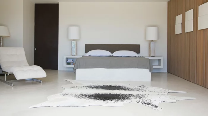 Schlafzimmer mit weißem Boden und Fellteppich