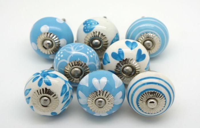 möbelknöpfe porzellan schubladengriffe möbelgriffe keramik hellblau weiß herzen streifen