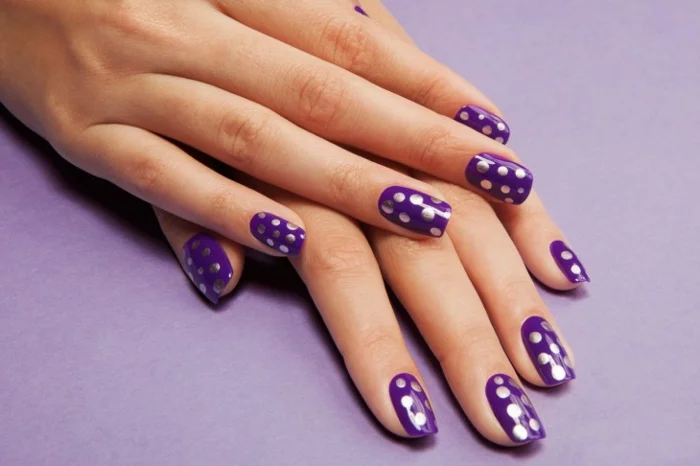 nageldesigns fingernägel design nailart lila silber punkte nagellack