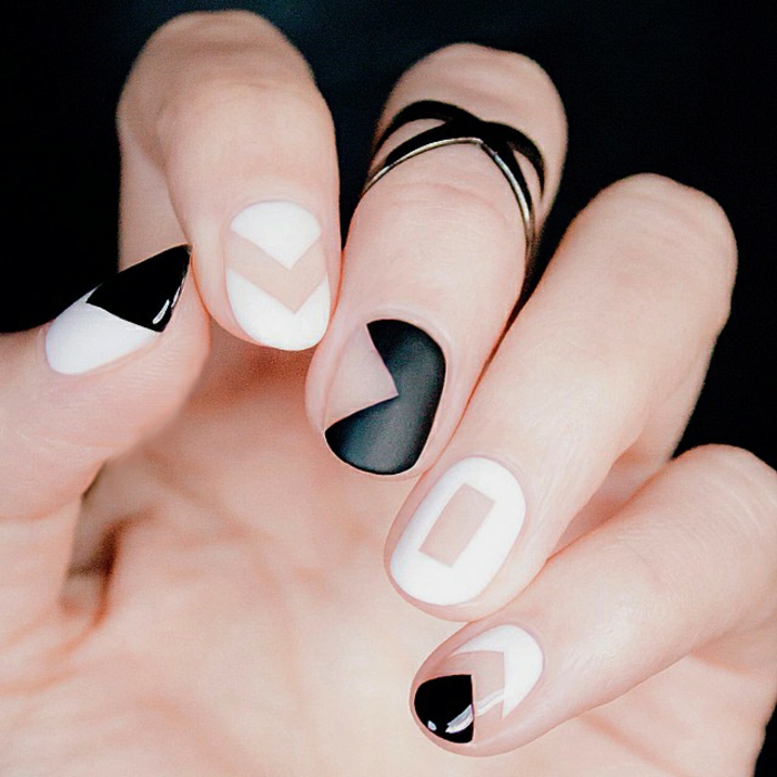 nageldesigns fingernägel design nailart nagellack geometrische muster schwarz weiß