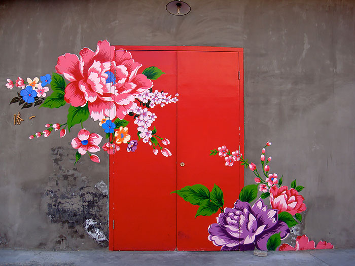 rote Haustüren farbig streichen moderne Haustüren Blumenmuster