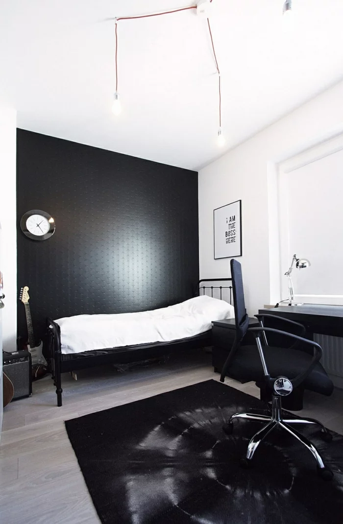 schwarze wandfarbe minimalistisches schlafzimmer akzentwand schwarzer teppich holzboden