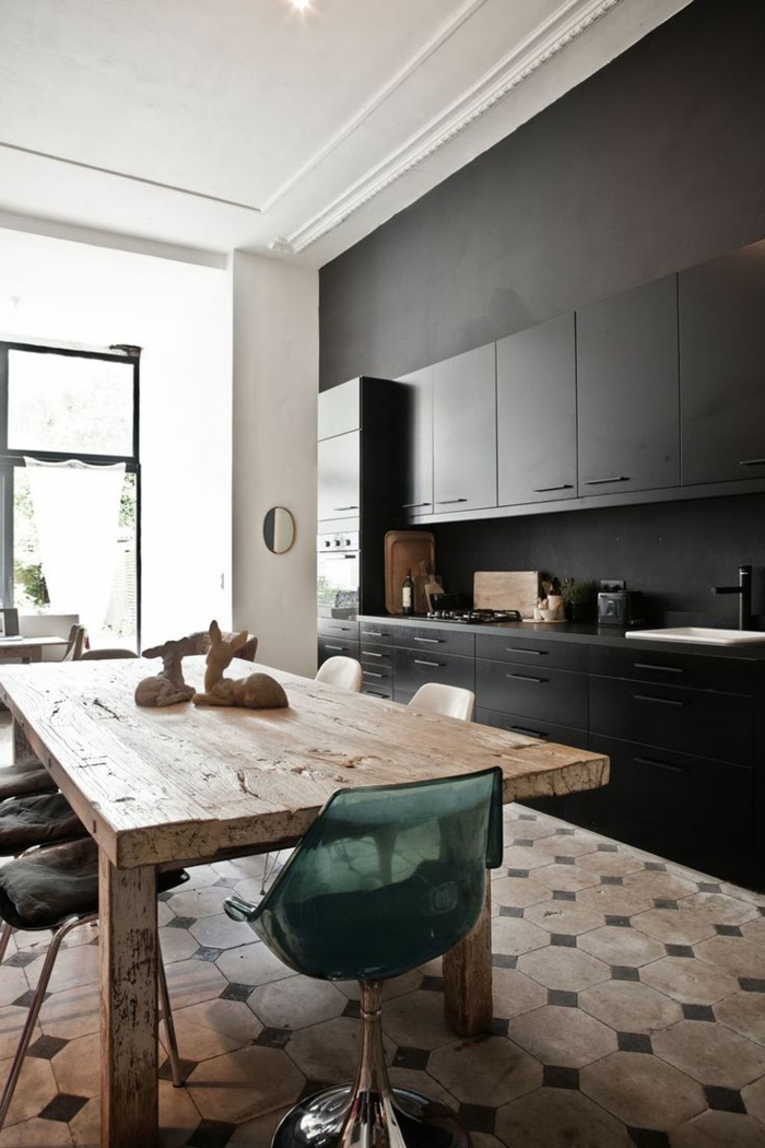 schwarze wandfarbe wohnideen küche rustikaler esstisch coole küchenstühle