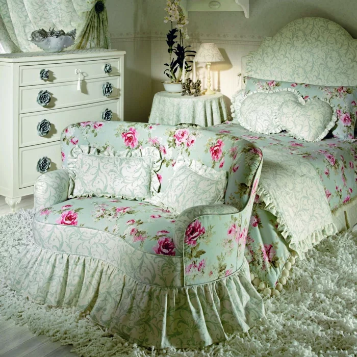  shabby chic kommode anrichte antike möbel rosen muster hochflor teppich schlafzimmer romantisch einrichten