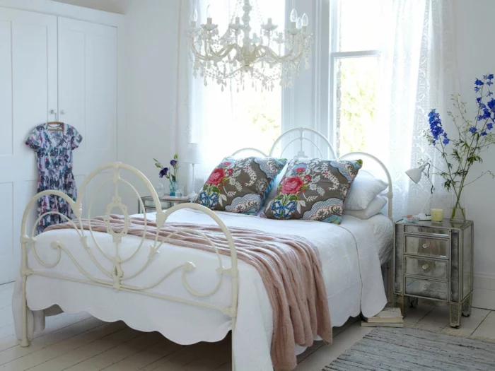 shabby chic kommode romantisches schlafzimmer metallbett weiß spiegelanrichte schubladen