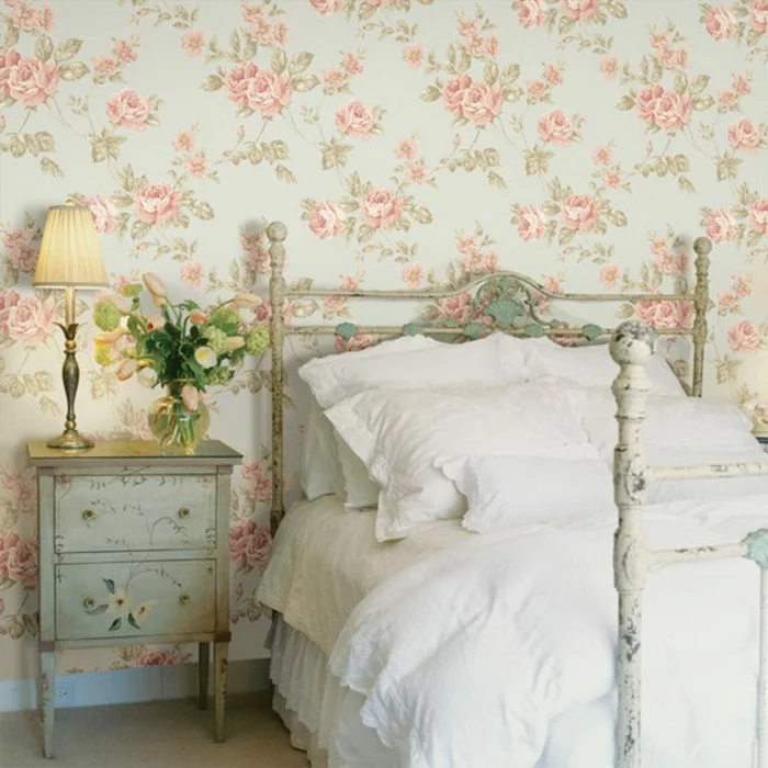 shabby chic kommode romantisches schlafzimmer nachttisch grau blumenmuster wandtapete rosen