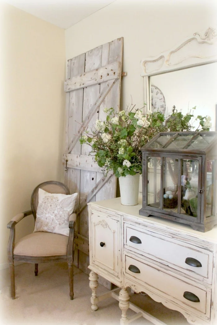 shabby chic kommode romantisches schlafzimmer wohnzimmer weiße anrichte vintage stil alte holztür retro stuhl