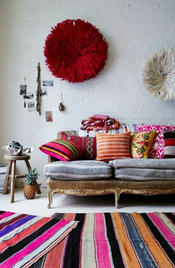 shabby chic möbel boho style antike couch gestreifte teppichläufer dekokissen ethnomuster