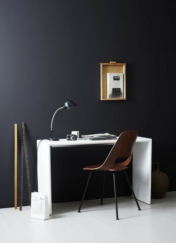 wandfarbe schwarz home office weißer boden weiße möbel
