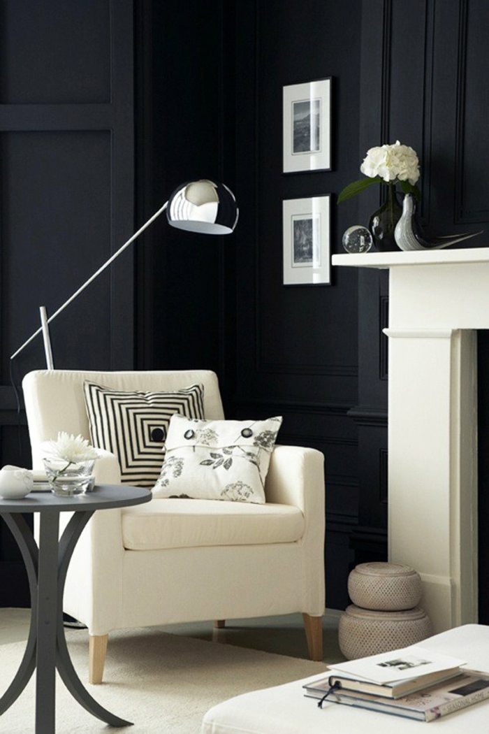 wandfarbe schwarz weißer sessel beistelltisch wohnzimmer
