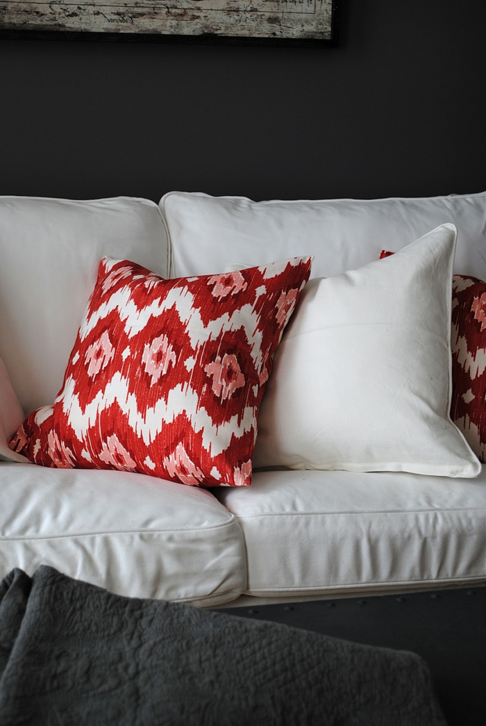 wandfarbe schwarz weißes sofa farbige dekokissen