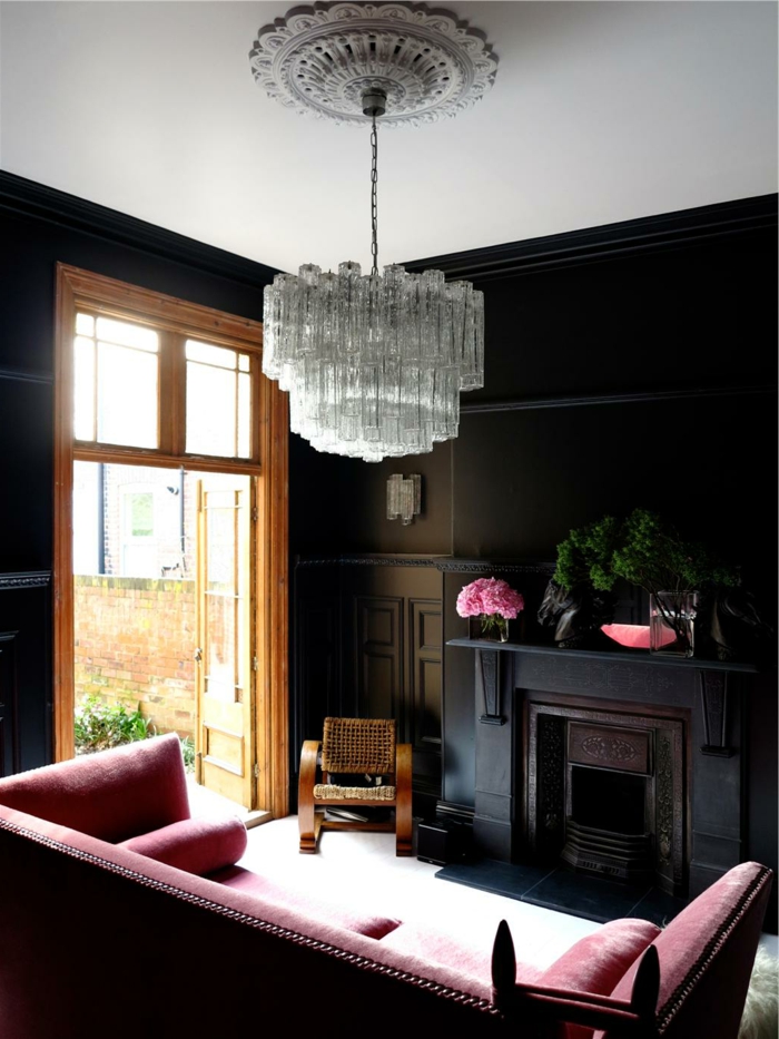 wandfarbe schwarz wohnzimmereinrichtung ideen pflanzen kaminsims leuchter rotes sofa