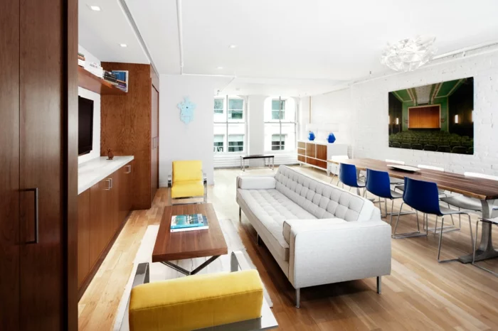 wohntrends offener wohnplan esszimmer wohnzimmer blaue elemente weißes sofa gelbe akzente