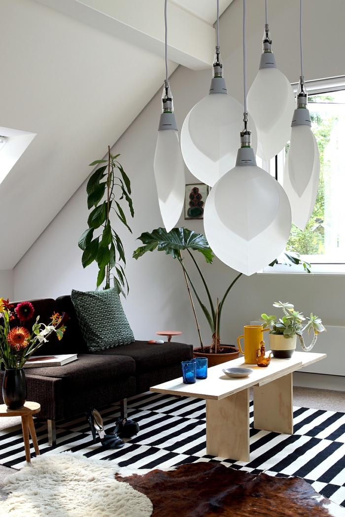 wohntrends wohnideen wohnzimmer pendelleuchten schwarz weißer streifenteppich pflanzen