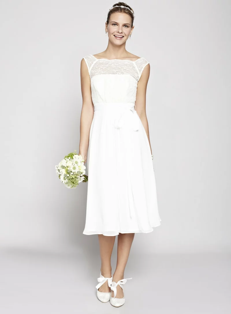 Brautmode Kleid für Standesamt weiß Brautstrauß