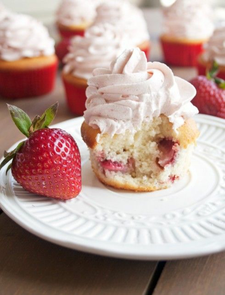 Erdbeertörtchen backen: Cupcakes Rezepte zu Ostern