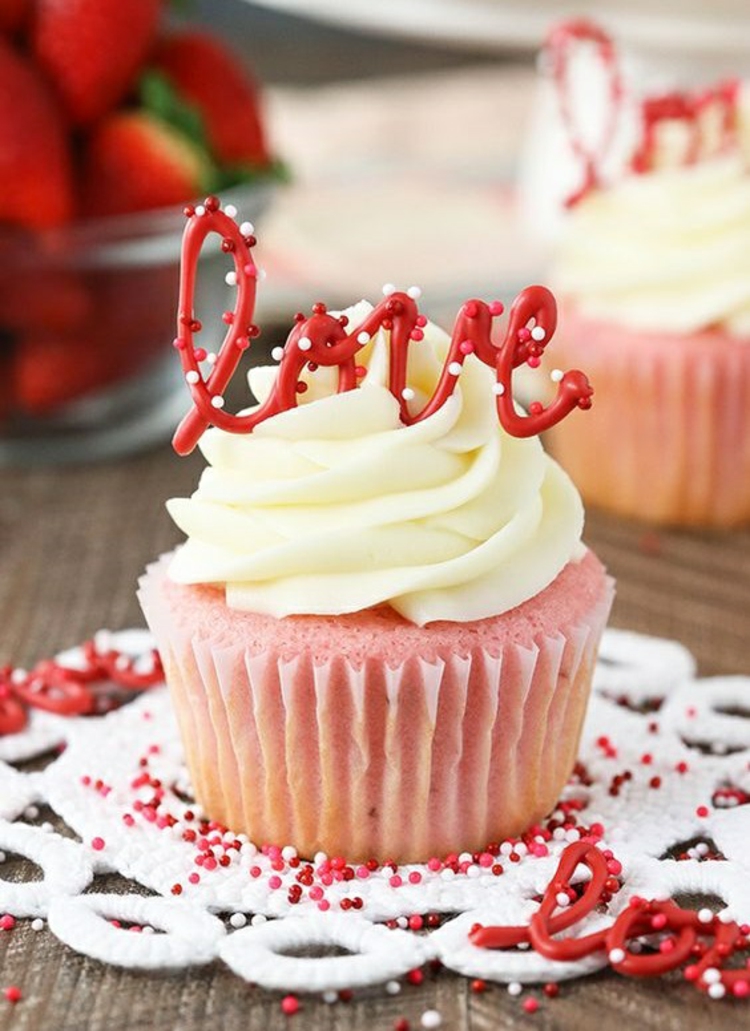 Erdbeertörtchen Rezept Vanille Muffins mit Erdbeer Love Dekoration
