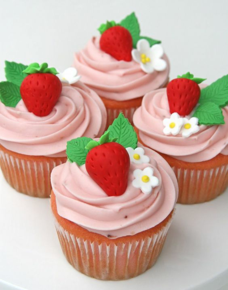 Erdbeertörtchen Rezept Vanille Muffins mit Erdbeer Schlagsahne