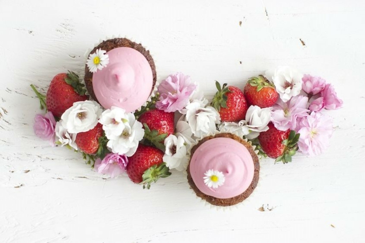 Erdbeertörtchen Rezept Vanille Muffins mit Frühlingsfrüchte