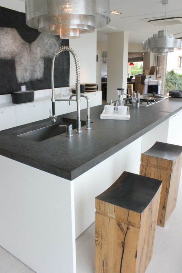 Granitarbeitsplatten Vorteile Küchengestaltung Kücheninsel rustikale Holzhocker