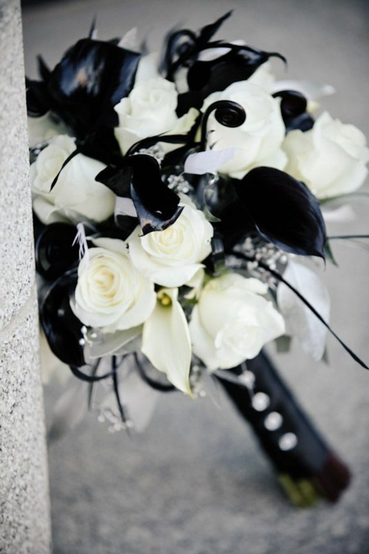 Hochzeitsfeier Ideen Schwarz Weiß Brauststrauß weiße Rosen