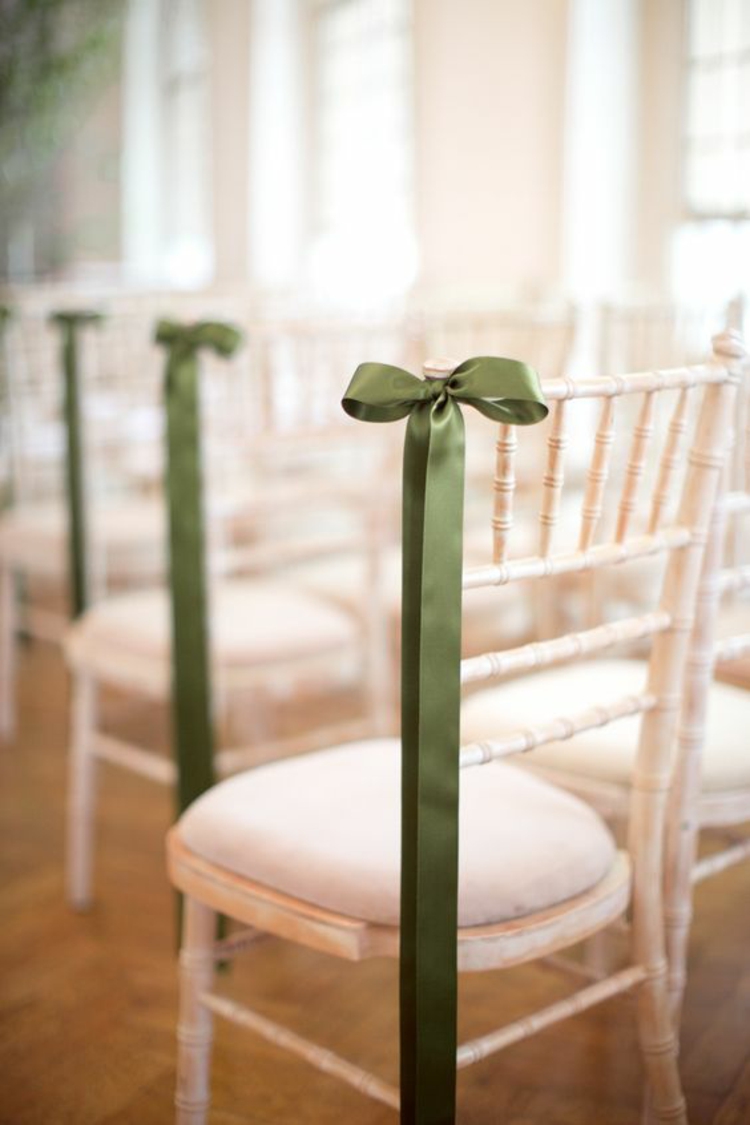 Hochzeitsfeier Ideen grüne Schleifen Stühle dekorieren Hochzeitsdeko selber machen