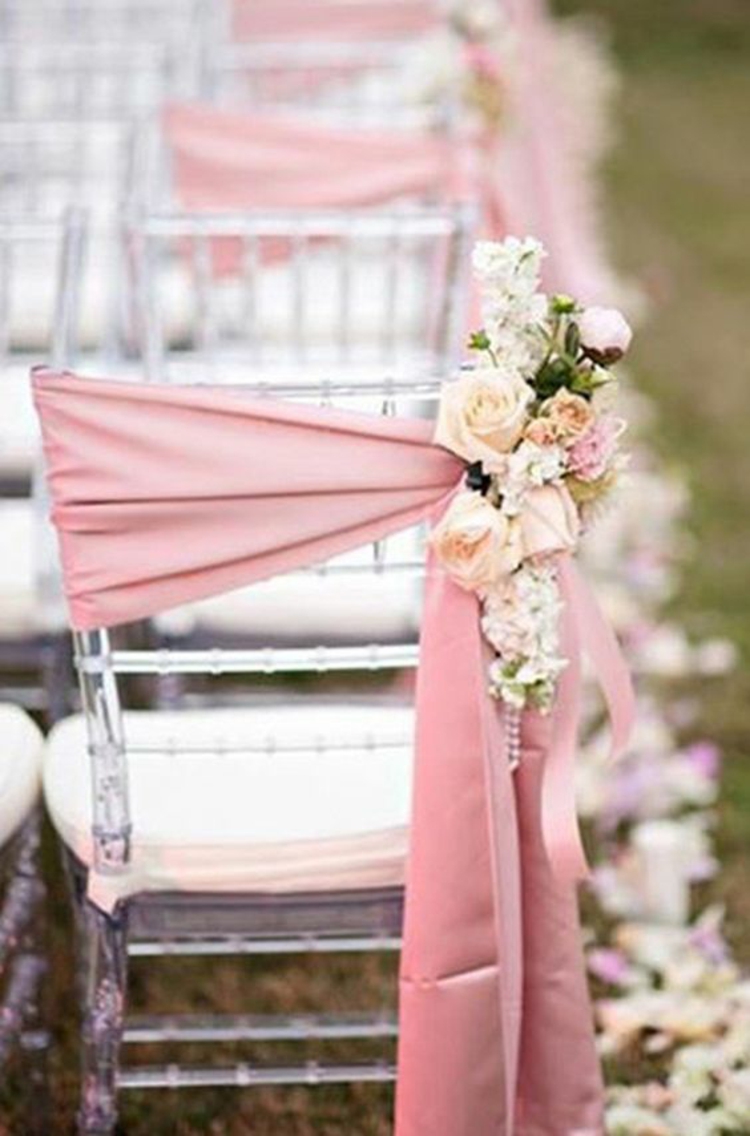 Hochzeitsfeier Ideen rosa romantische Hochzeitsdeko Stühle dekorieren