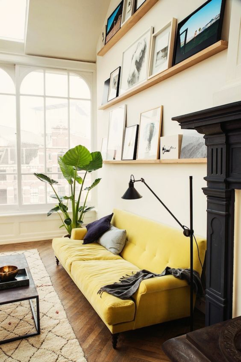 Inneneinrichtung planen Wohnzimmer Möbel Bücherregal Wandregale gelbes Sofa