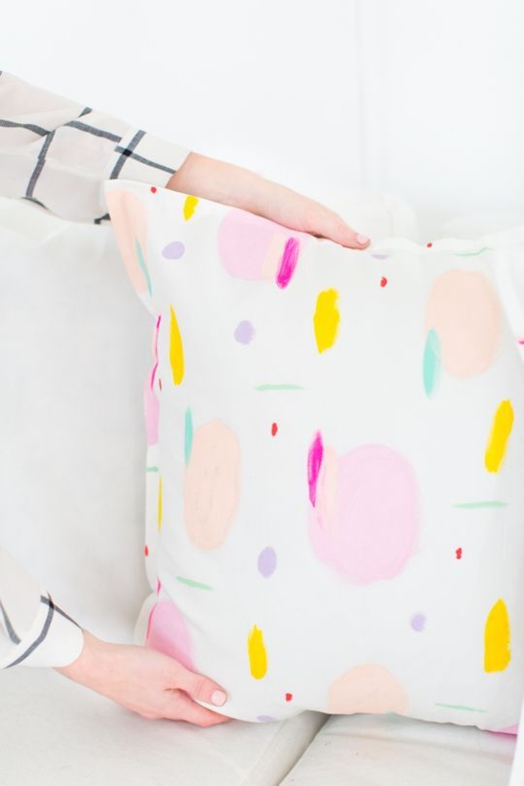 Kissenbezüge nähen farbige Muster Sofakissen Pastellfarben