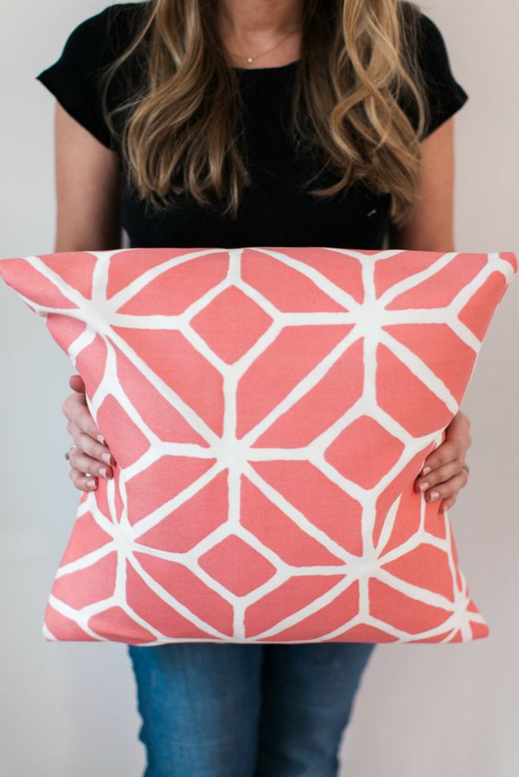 Kissenbezüge nähen geometrisches Muster rosa DIY Dekokissen
