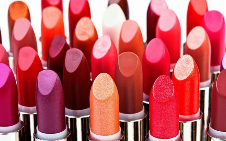 Lippenstift Farbe aussuchen verschiedene Nuancen