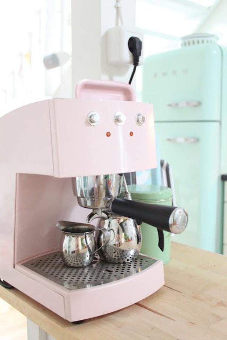 Retro Kühlschränke und Küchengeräte Espressomaschine rosa
