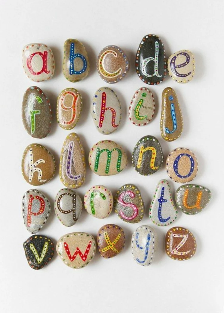 Steine bemalen das Alphabet auf Steinen kreative Bastelideen für Eltern und Kinder 