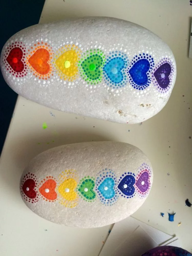 Steine bemalen Chakras Farben wählen Herzen auf Steine malen kreative DIY Idee 