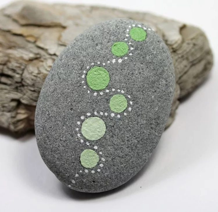 Steine bemalen Feng Shui Basteln mit Steinen kreative Idee für Jedermann 