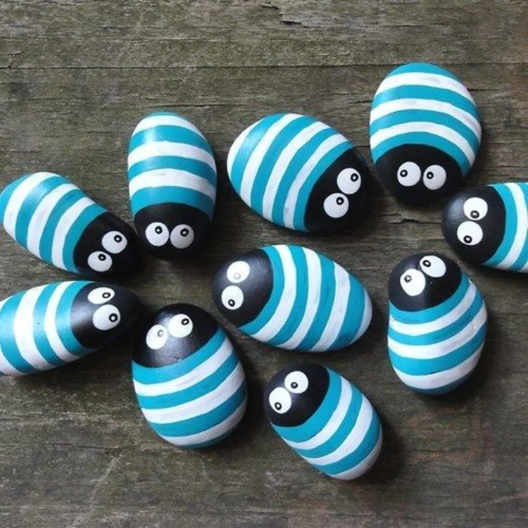 Steine bemalen mit Kindern Käfer mit blau-weißen Streifen sind eine Attraktion 