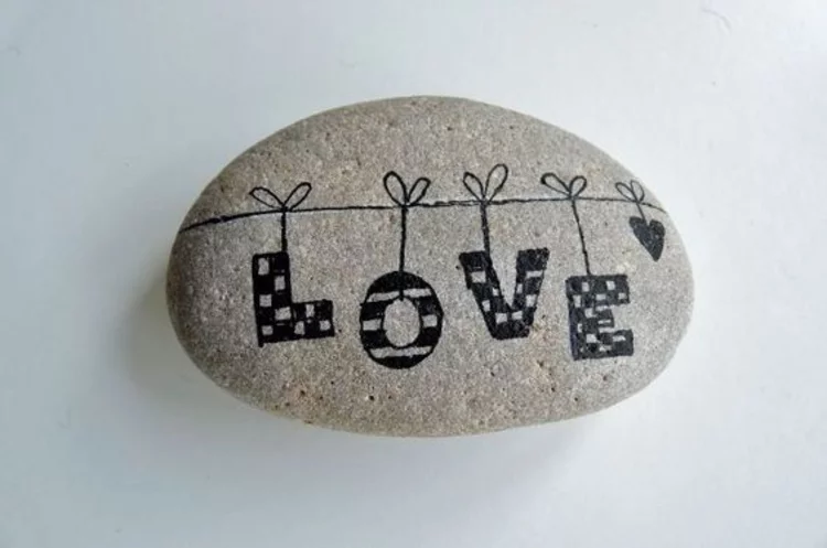 Steine bemalen Liebeserklärung machen auf Stein mit verzierten Buchstaben 