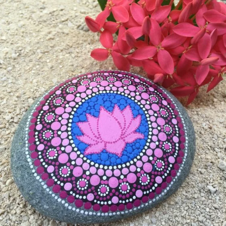Steine bemalen Mandala Lotus Basteln mit Steinen kreative Ideen für Jedermann 