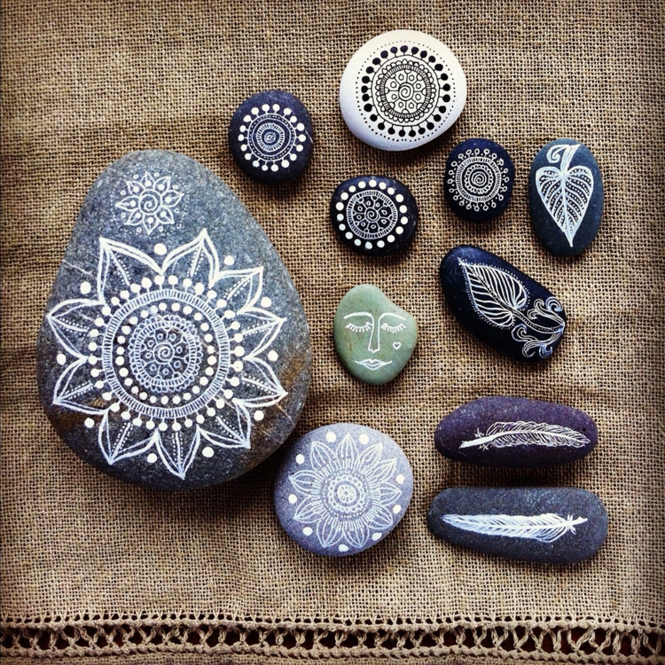 Steine bemalen Mandalas bemalte Steine DIY Ideen