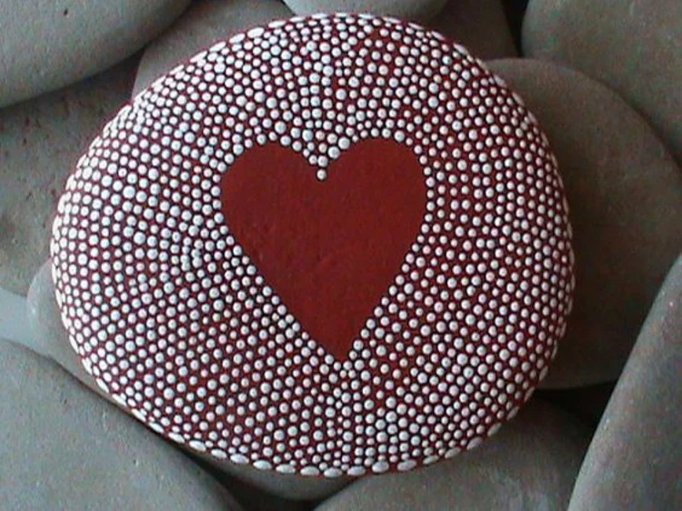 Pünktchenmuster rotes Herz Basteln mit Steinen mit weißen Punkten Steine bemalen 