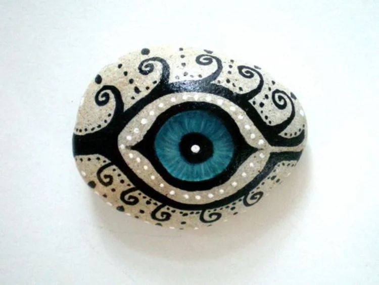Steine bemalen blaues Auge Basteln mit Steinen kreative Ideen für Groß und Klein 