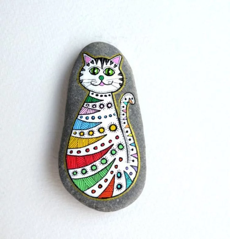 Steine bemalen bunte Katze Basteln mit Steinen kreative Idee für Groß und Klein 