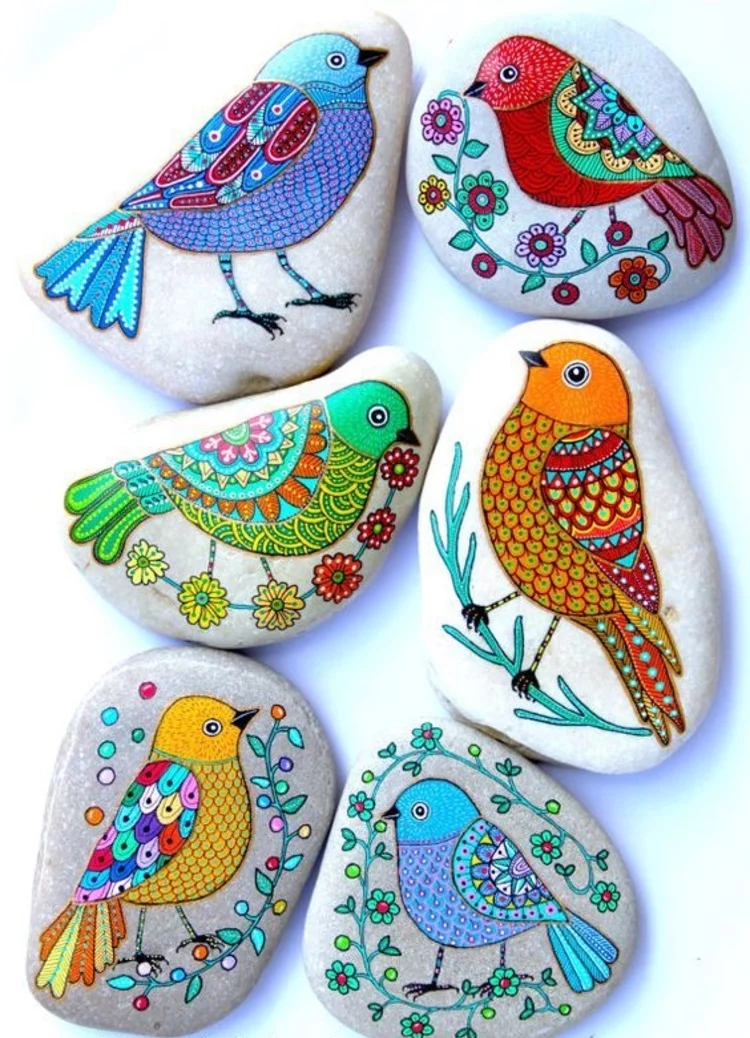 Steine bemalen bunte Vögel bunt bemalte Steine tolle Freizeitbeschäftigung für Eltern und Kinder